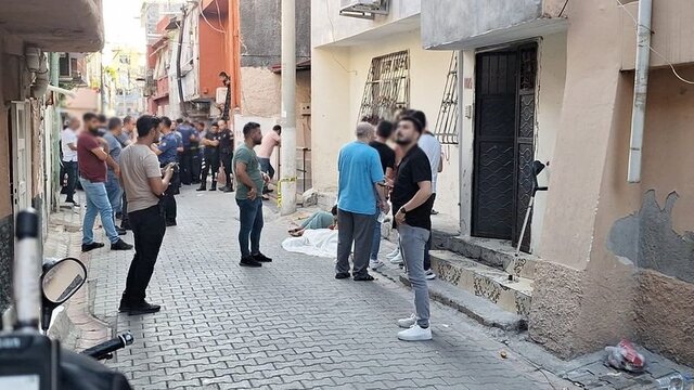 Evinin önünde silahlı saldırıda öldürüldü