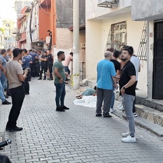 Evinin önünde silahlı saldırıda öldürüldü