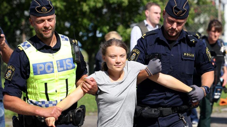Greta Thunberg 'polise itaatsizlik'ten ceza almasından saatler sonra tekrar yol kapatma eylemine katıldı
