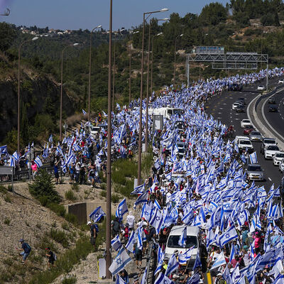 Ülke tarihinin en büyük siyasi krizi: Binlerce kişi sokaklarda!