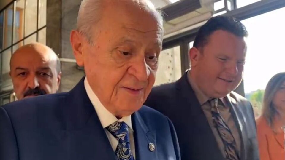 Devlet Bahçeli'den Özgür Özel'e destek