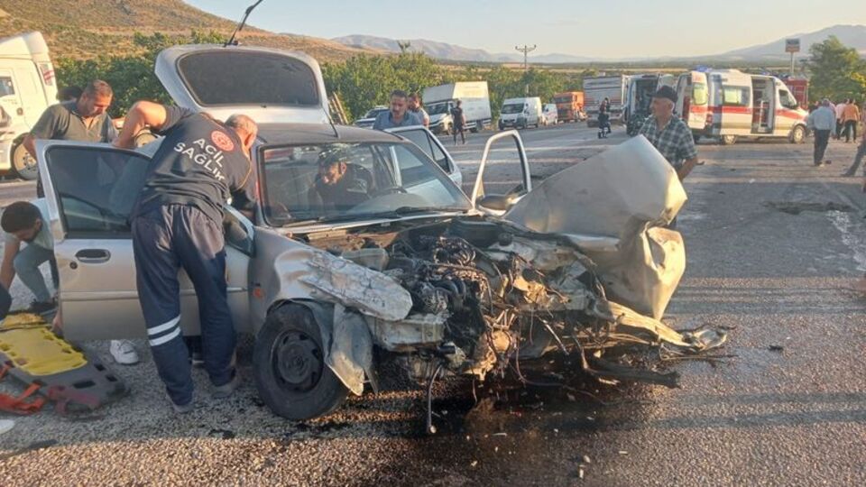 Malatya'da iki otomobil çarpıştı: 1 ölü, 5 yaralı