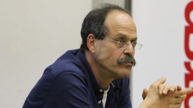 Şairin arkasından d&ouml;k&uuml;len harfler!