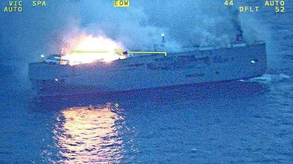 3 bin otomobilin bulunduğu gemide yangın çıktı!