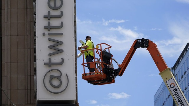 Logoları söküldü, kuşa veda edildi