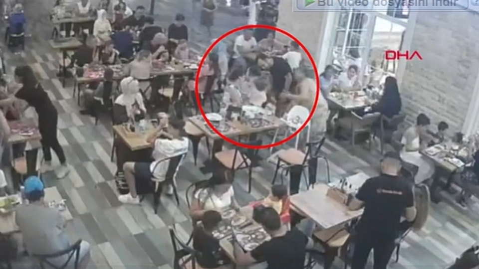 2 yaşındaki çocuğu heimlich manevrası kurtardı