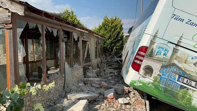 Gelibolu'da tur otobüsü kaza yaptı