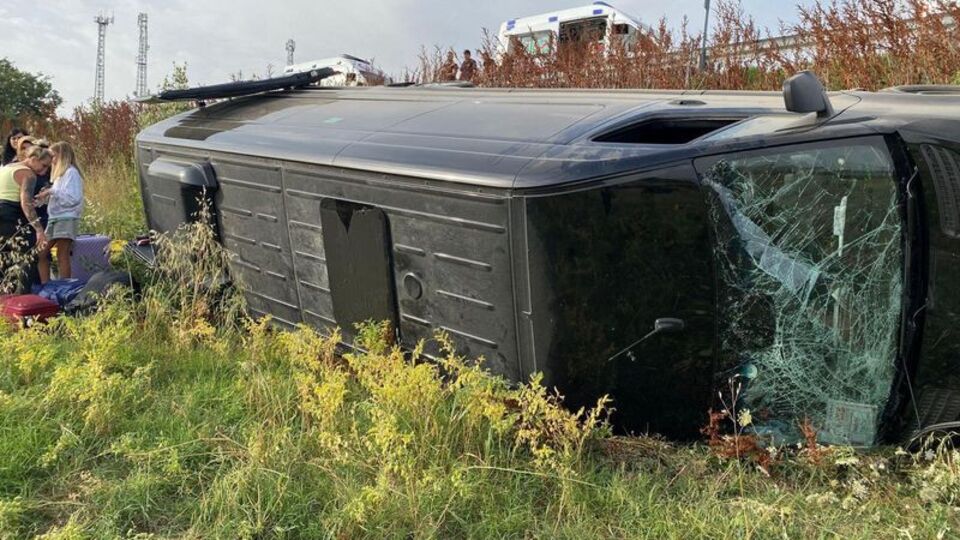 Minibüs şarampole devrildi: 7 yaralı