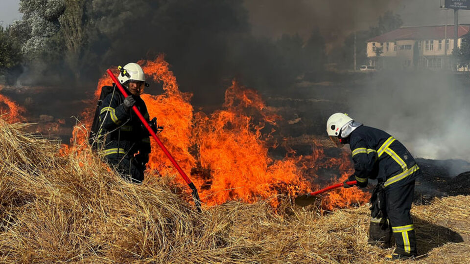Anız yangını mağazaya sıçradı