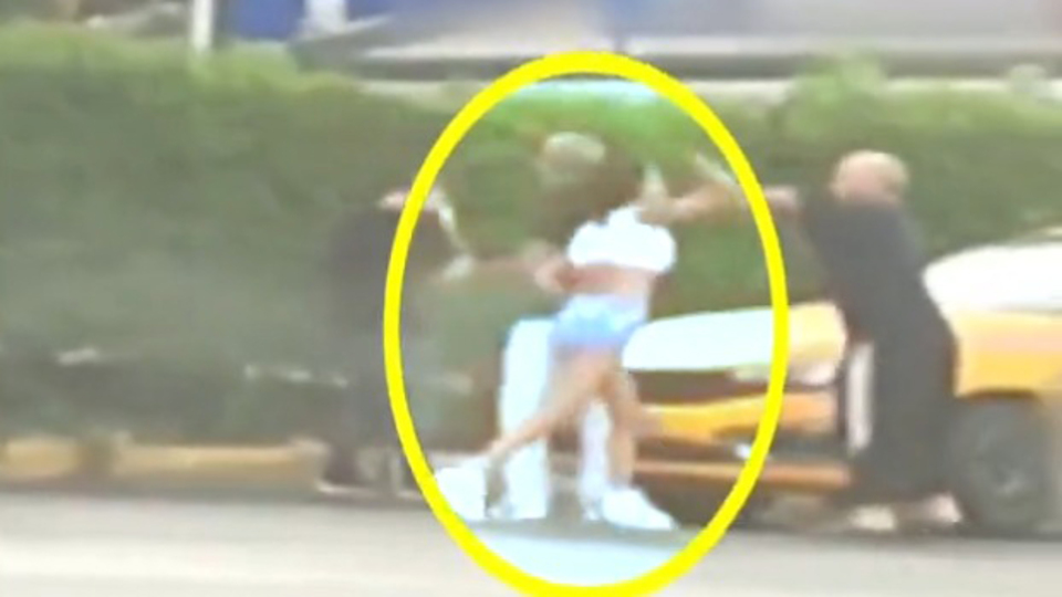 Öfkeli müşteri taksiciyi dövdü