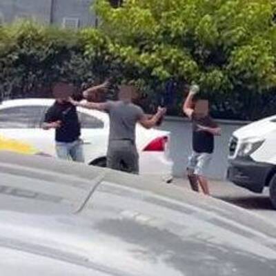 Şemsiyeli taşlı trafik kavgası