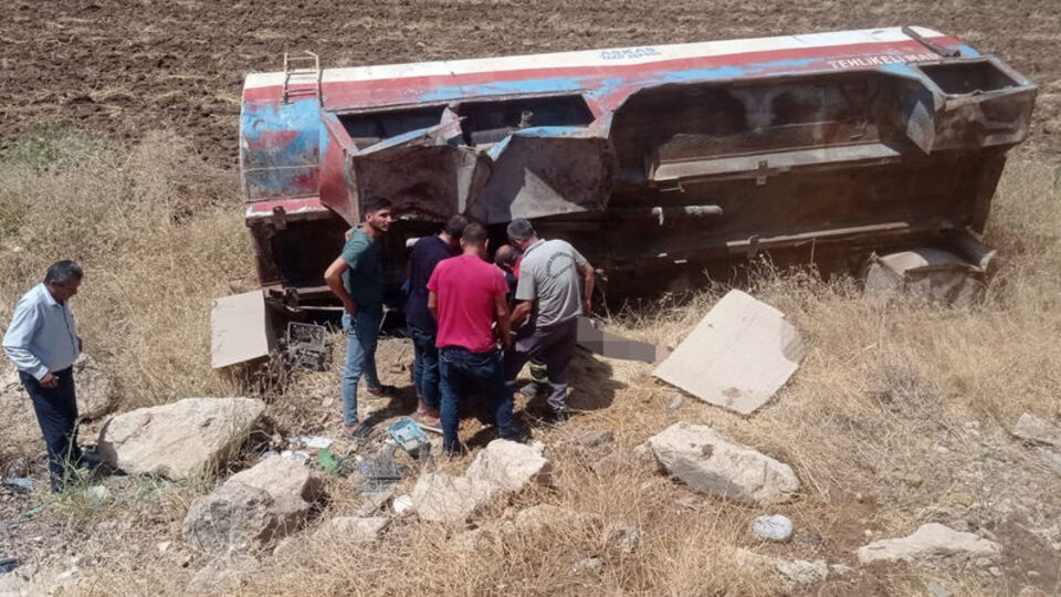 Mardin'de su tankeri devrildi: 1 ölü