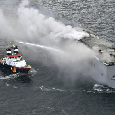 3 bin otomobilin bulunduğu gemideki yangın sürüyor!