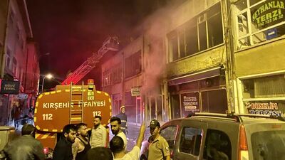 Kırşehir'de iş hanı yangını: 9 iş yeri küle döndü