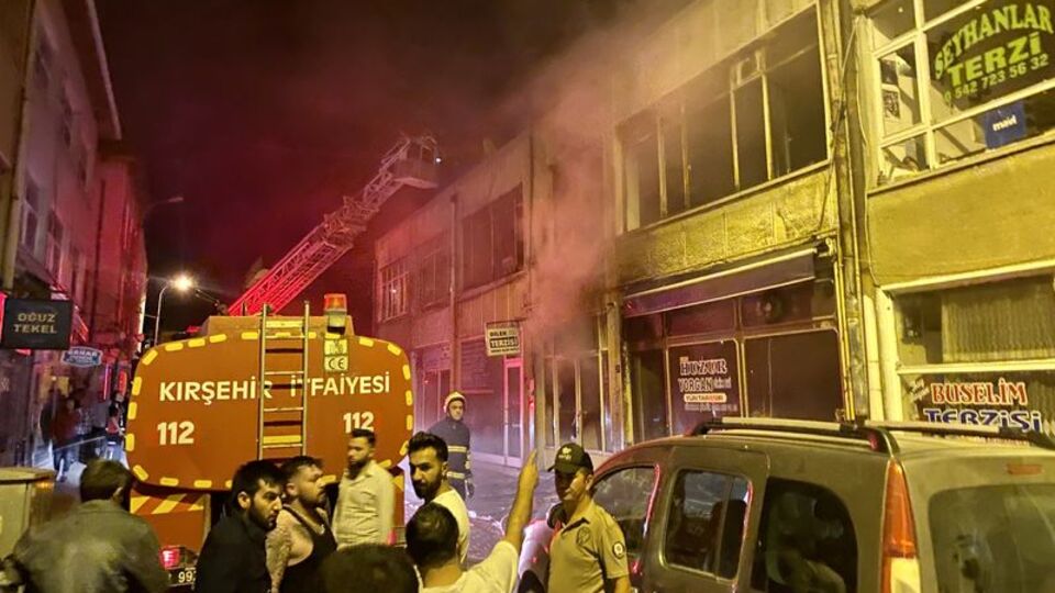 Kırşehir'de iş hanı yangını: 9 iş yeri küle döndü