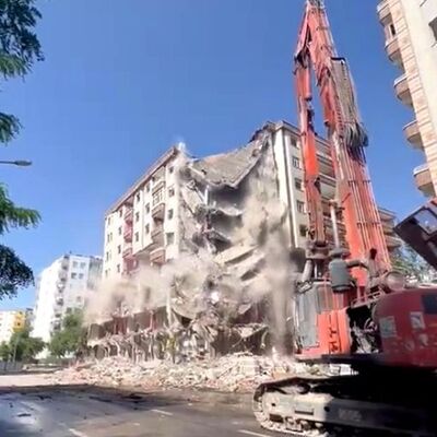 8 katlı bina yıkım sırasında çöktü