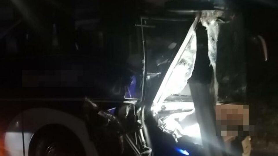 Eskişehir'de yolcu otobüsü traktöre çarptı