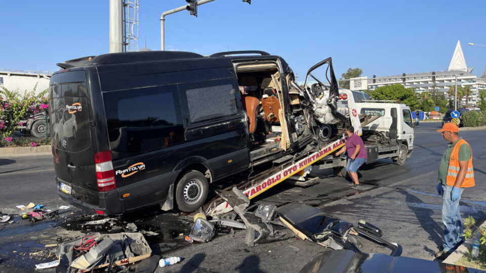 Tur minibüsü TIR'la çarpıştı: 2 ölü, 12 yaralı