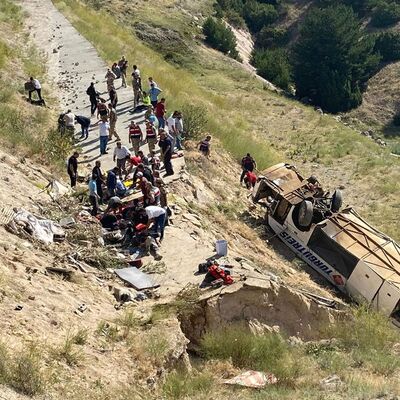 Kars'ta facia! Yolcu otobüsü şarampole devrildi