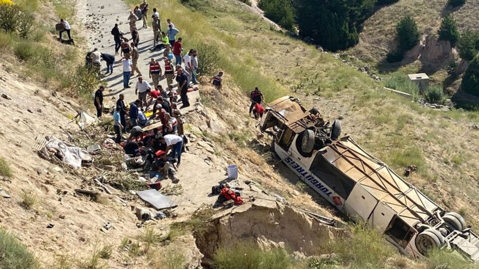 Kars'ta facia! Yolcu otobüsü şarampole devrildi