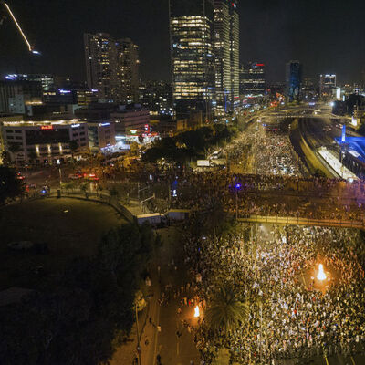 Yüz binlerce kişi yine sokaklara indi!