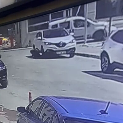 Vicdansız! Köpeği metrelerce sürükledi