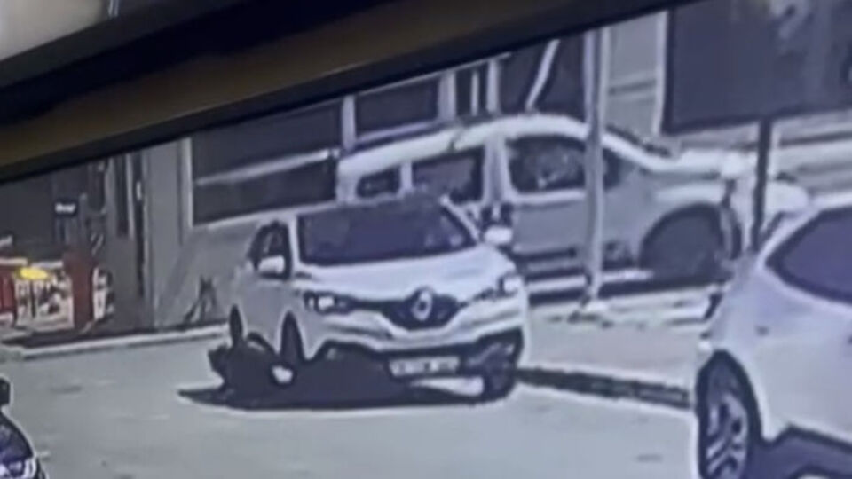 Vicdansız! Köpeği metrelerce sürükledi