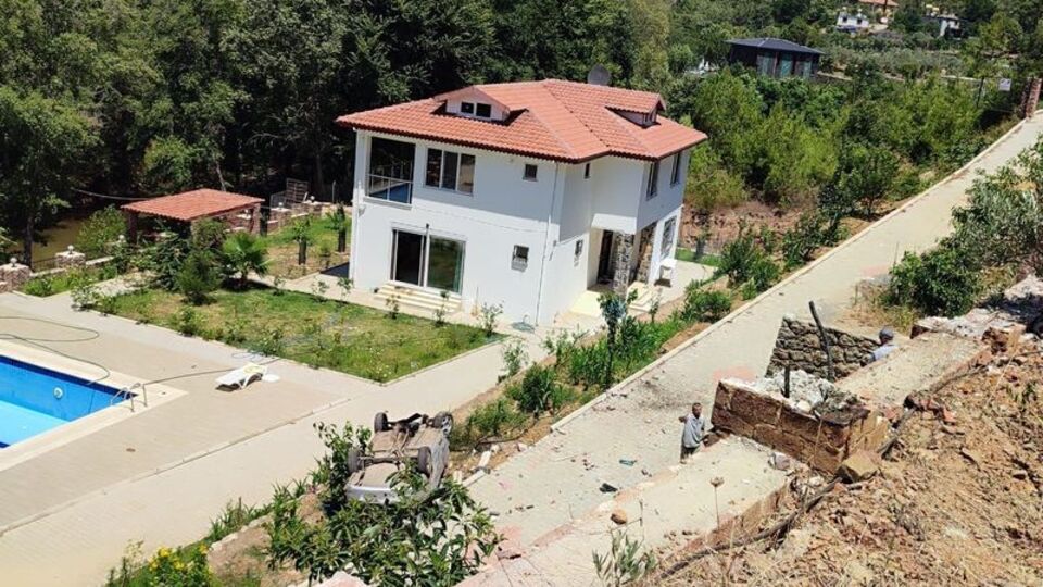 Antalya'da otomobil devrildi: 6 yaralı