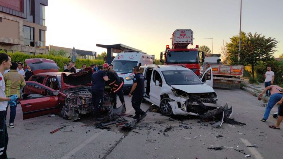 Bursa'da iki araç çarpıştı: 6 yaralı