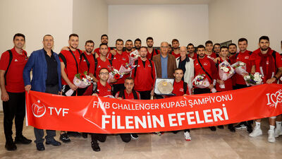 Şampiyon Efeler yurda döndü