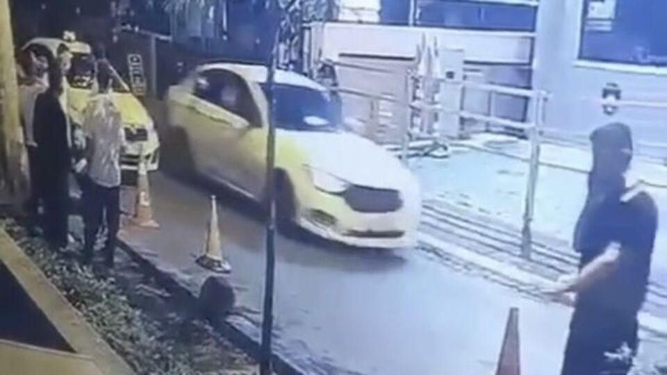 Gece kulübüne çakarlı araçla ateş açmışlar