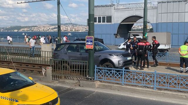 Tramvay yolunda şaşırtan kaza!