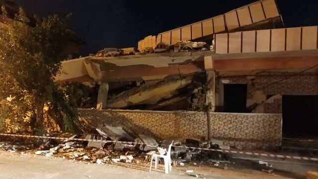 Hatay'da depremde ağır hasar alan bina çöktü