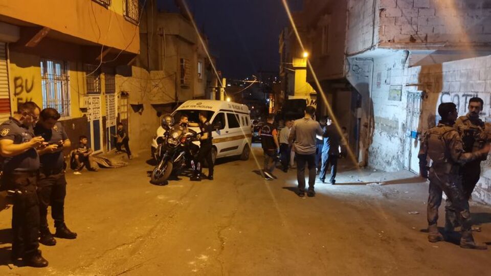 İki aile arasında silahlı kavga: 1'i polis 15 yaralı