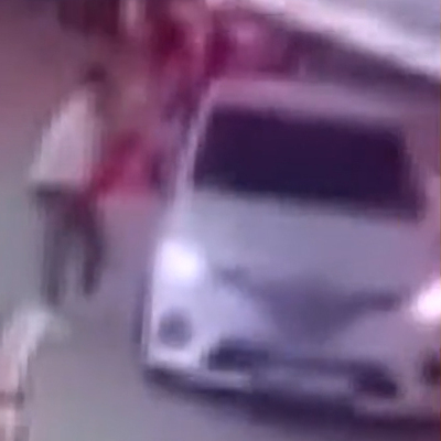  Esnafın üstüne araç sürdü