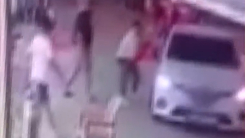 Esnafın üstüne araç sürdü