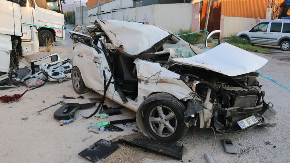 Park halindeki TIR'a çarptılar!