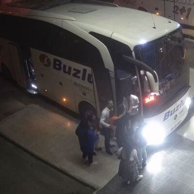 Muavin plastik çekiçle yolculara saldırdı!