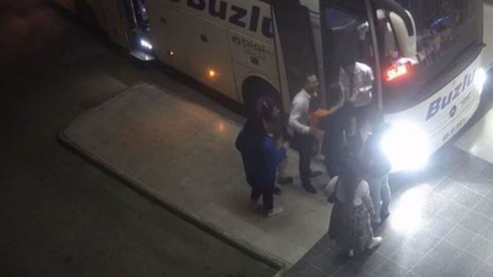 Muavin plastik çekiçle yolculara saldırdı!