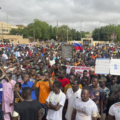 Nijer'de darbe destekçileri yeniden sokakta
