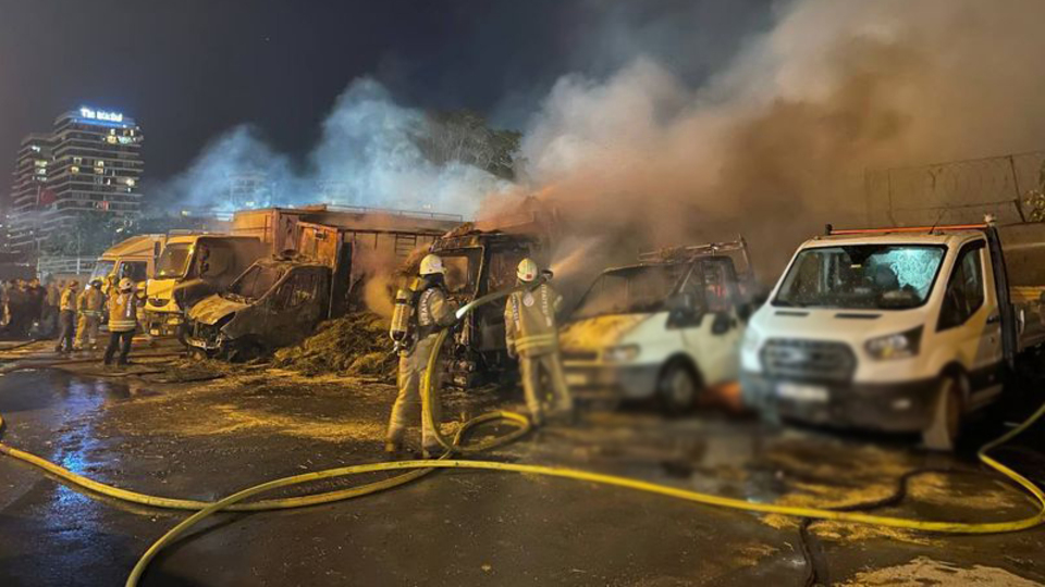 Veliefendi Hipodromu'nda korkutan yangın