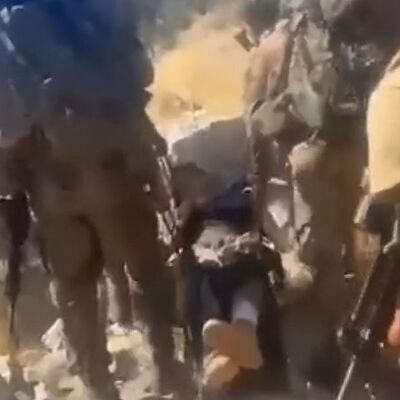 Çatışmada ele geçirilen teröristin yaralarına Mehmetçik müdahale etti!