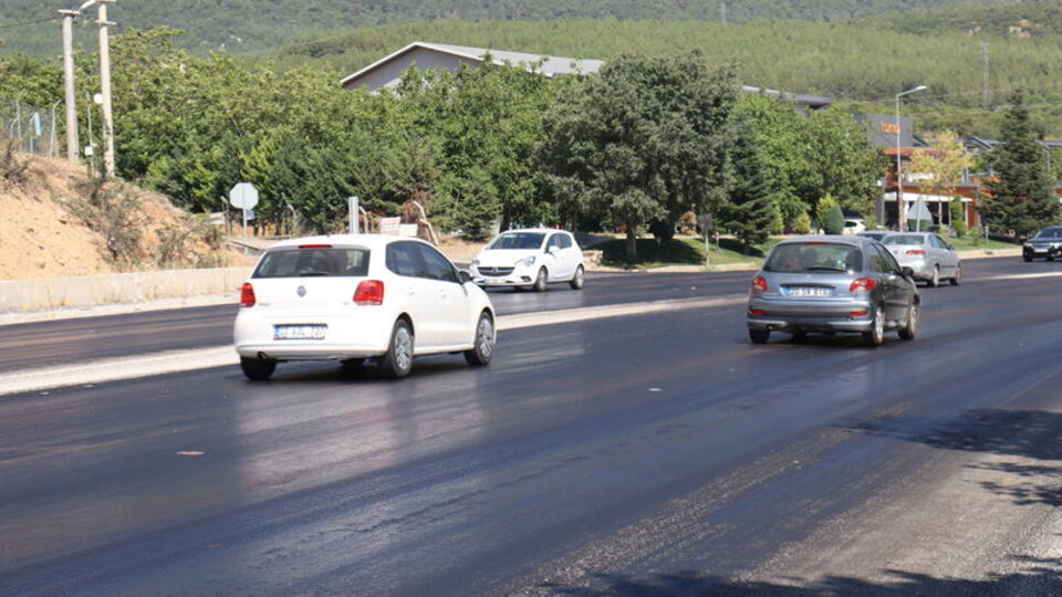 42 derecelik sıcaklık o kentte asfaltı eritti!