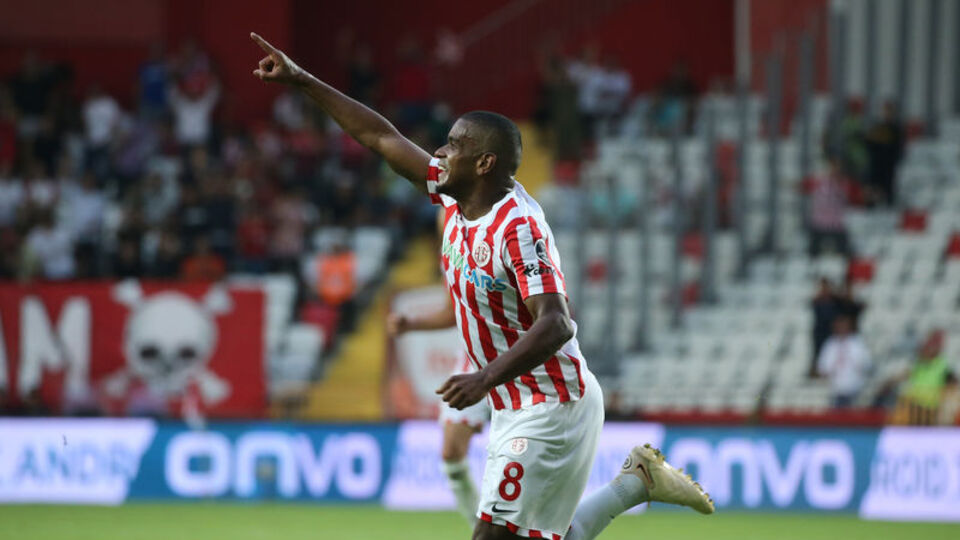 Fernando Al-Jazira'yla imzaladı