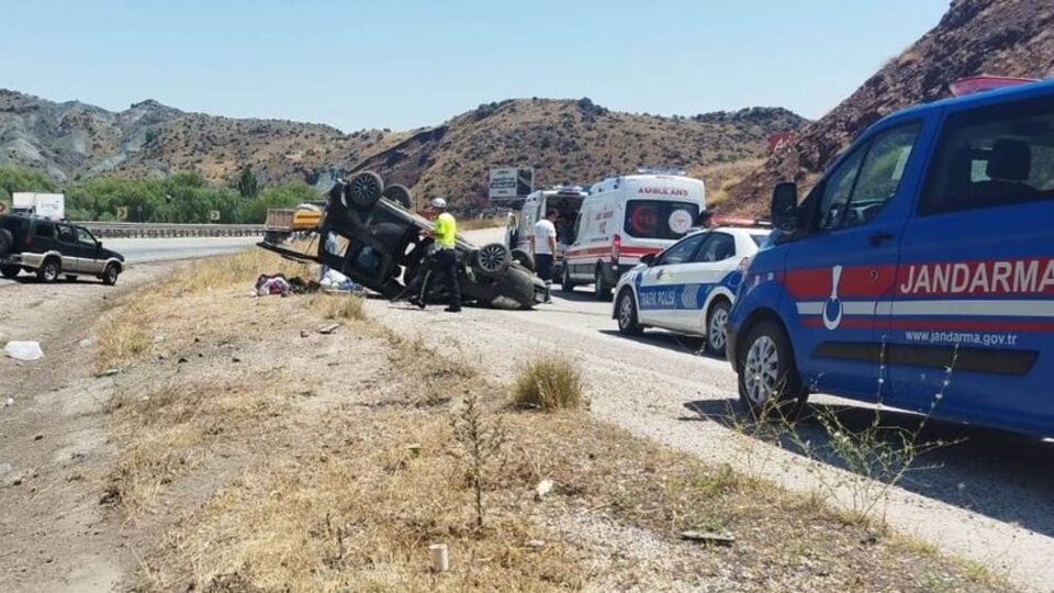 Hafif ticari araç devrildi: 2 yaralı