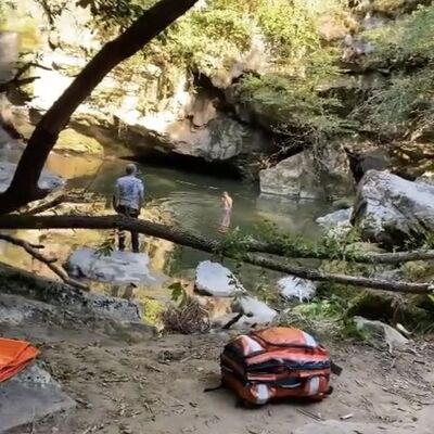 Kayalıktan şelale göletine atladı! 10 metre derinlikteki çamura saplandı