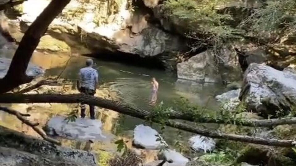 Kayalıktan şelale göletine atladı! 10 metre derinlikteki çamura saplandı