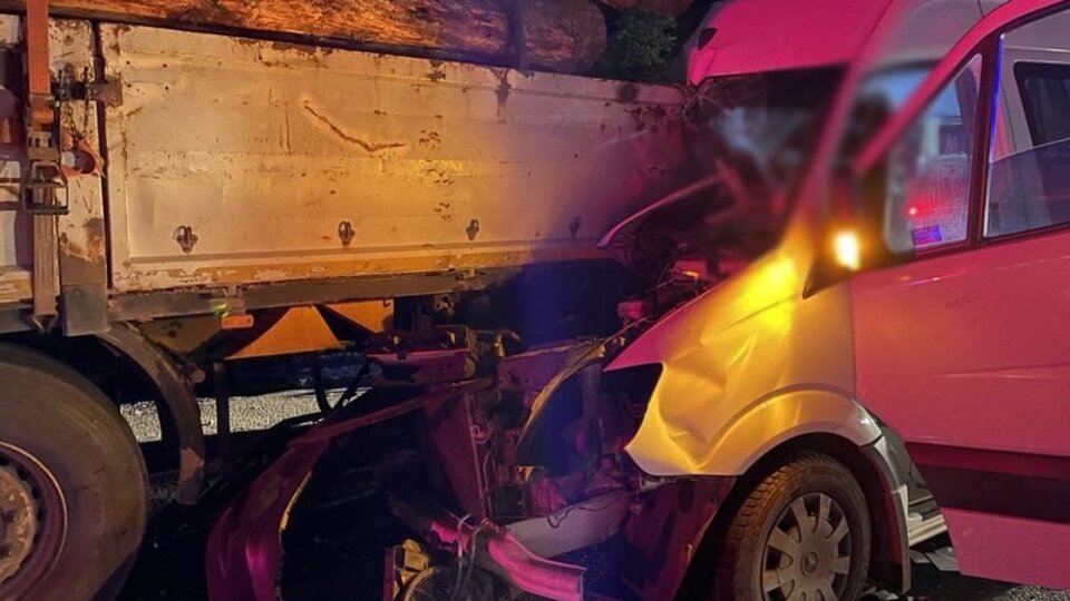 Minibüs TIR'a çarptı: 1 ölü, 20 yaralı