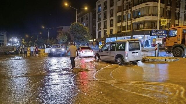 Menemen'de ana isale hattı patladı: 2 mahalleyi su bastı