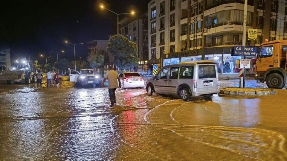 Menemen'de ana isale hattı patladı: 2 mahalleyi su bastı